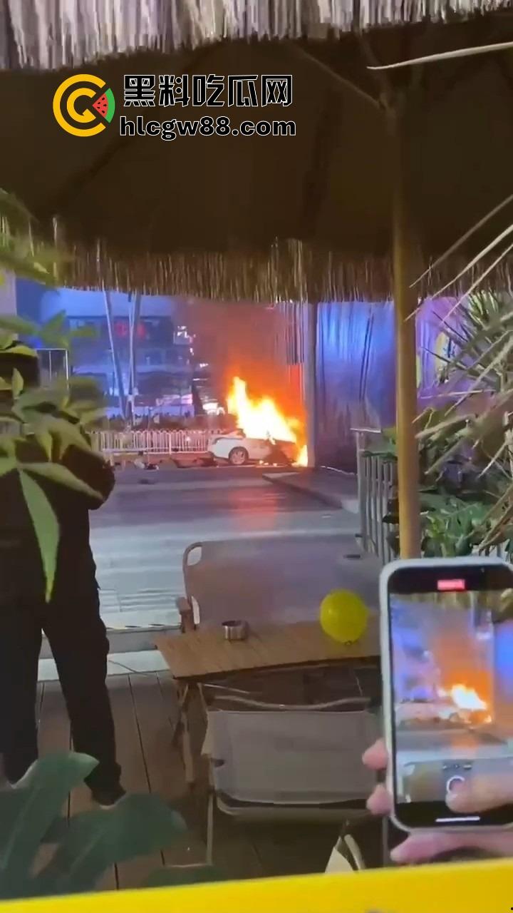 广州南村万博警车大火狂烧成火球，现场围满吃瓜群众狂拍视频，这火势真是牛逼大了！-8