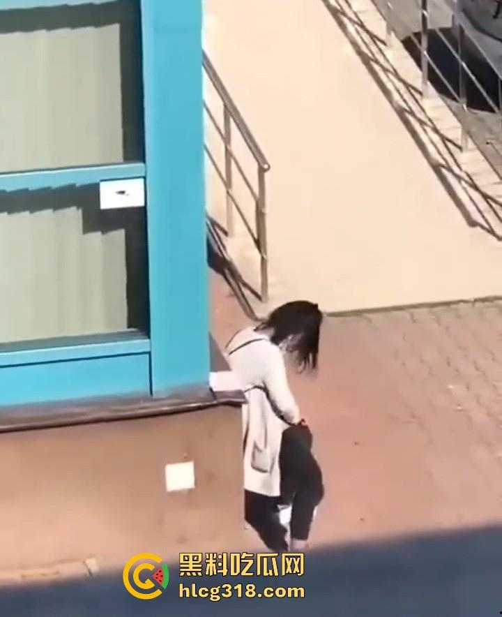 欧美大洋妞街上在线抠逼,不明原因的阴道瘙痒,眼看四下无人脱掉裤子自行止痒!-2