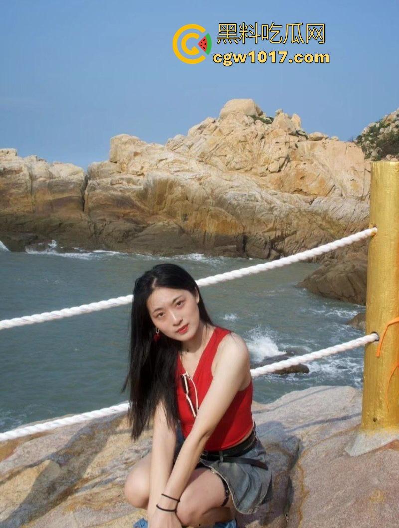 海南极品英语老师【刘玉瑶】跟男友性爱视频曝光，课后做爱释放欲望，狂扣肥逼抱起猛操，啪啪声回荡室内，端庄女教师私下野性十足！-4