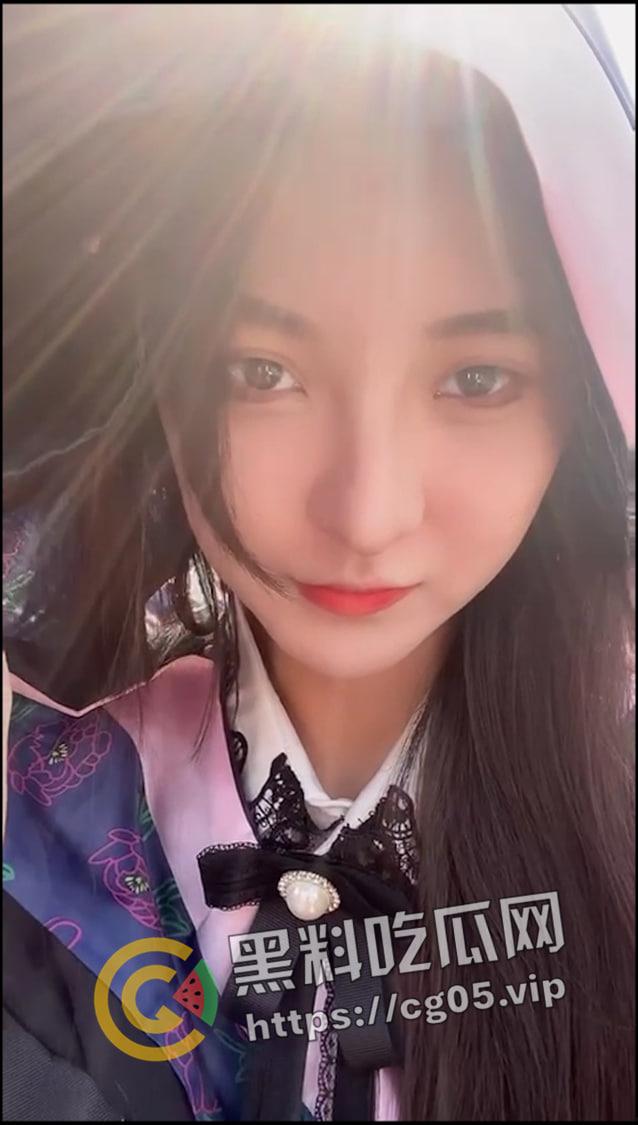 西南大学校花【穆诗蔓】黑丝开档 淫水乱流 qq开直播卖骚约富哥 私密视频流出-10