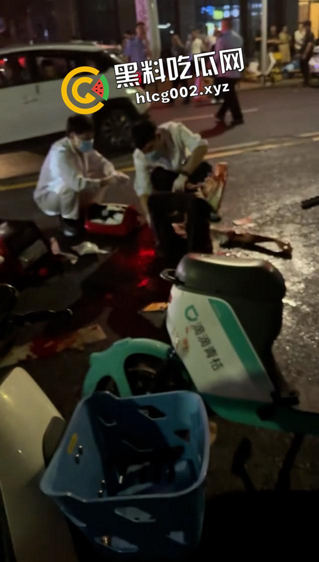 热瓜速递!汕头精神小伙快手【瓜将】约架 大马路上手给砍断 仗着年纪小嚣张跋扈 现场视频流出-5