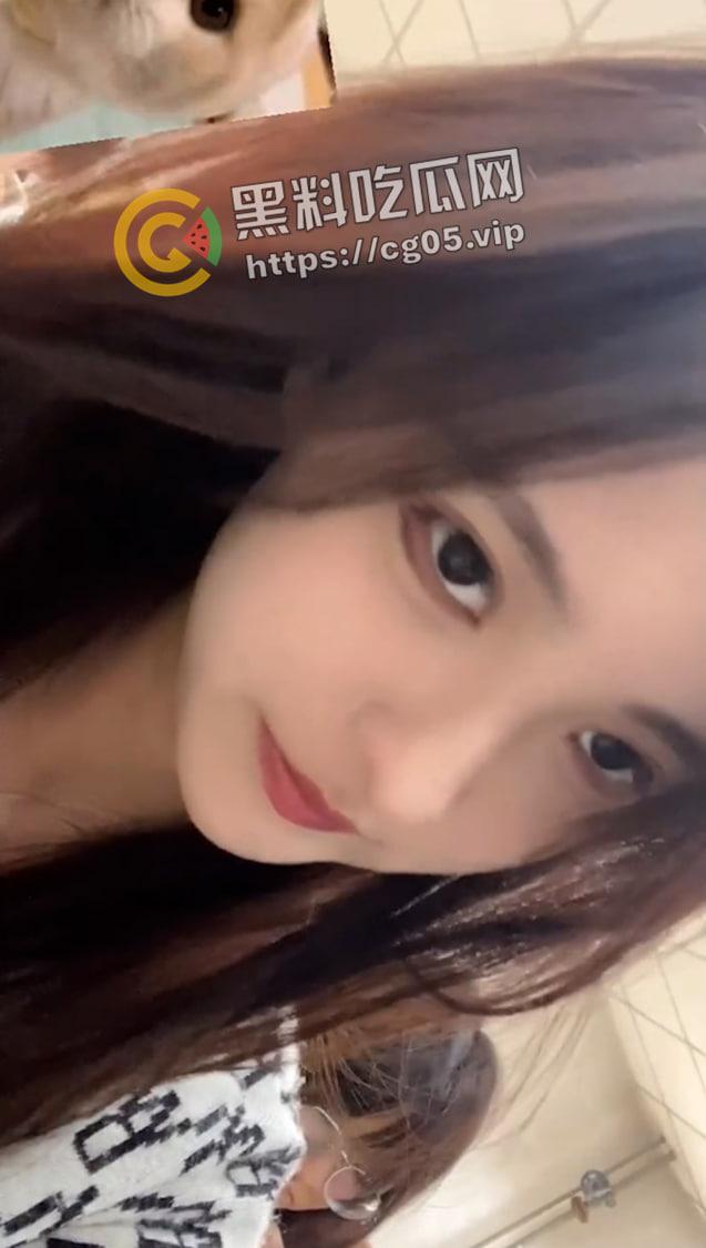 西南大学校花【穆诗蔓】黑丝开档 淫水乱流 qq开直播卖骚约富哥 私密视频流出-15