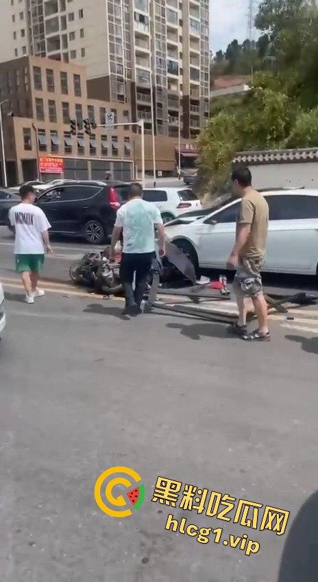 达州车祸五连撞酿惨剧，坦克300被撞翻，电动车司机惨遭碾压-6