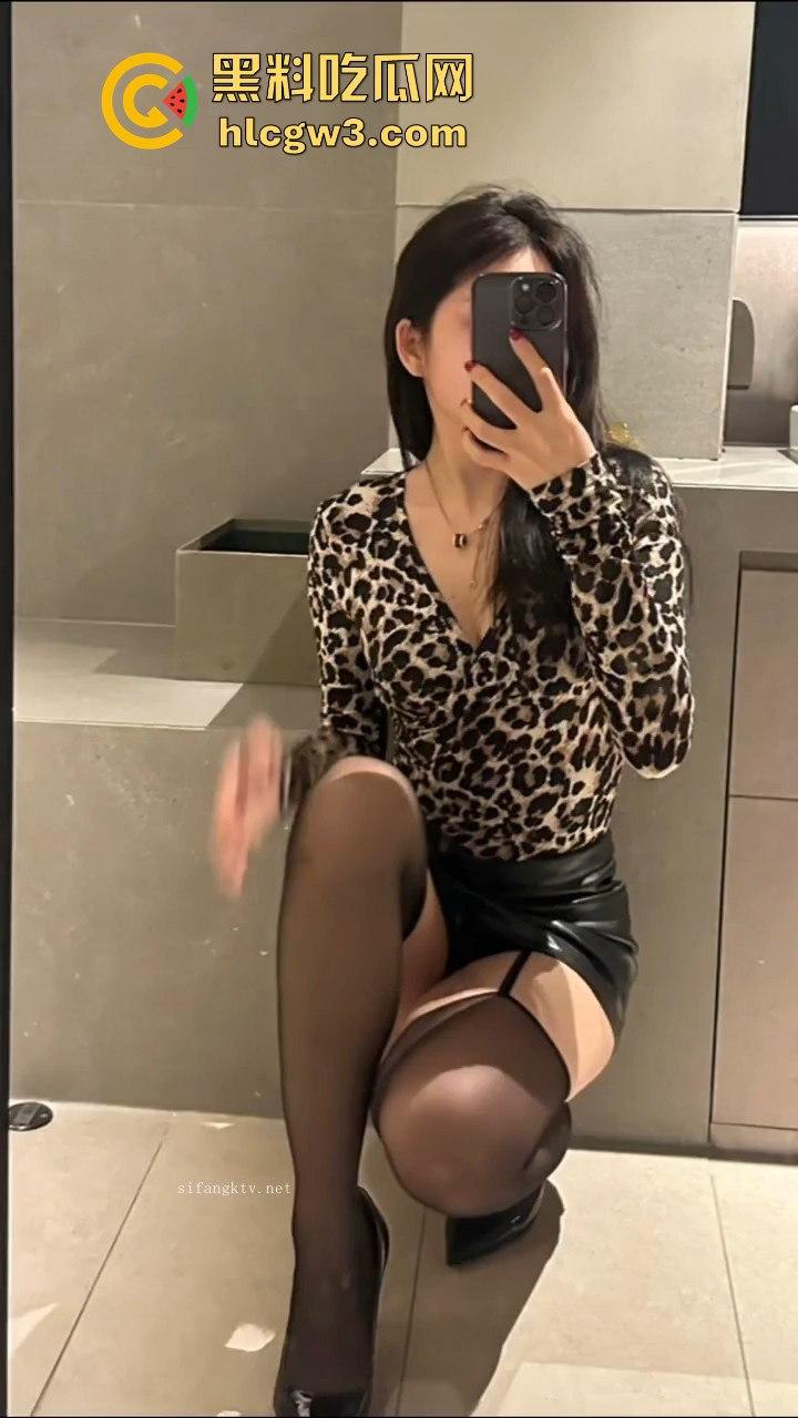 抖音网红【刘悦】性爱视频泄露黑丝情趣内衣骚翻全场,床上叫到嗓子哑,骚货就是骚货!-4