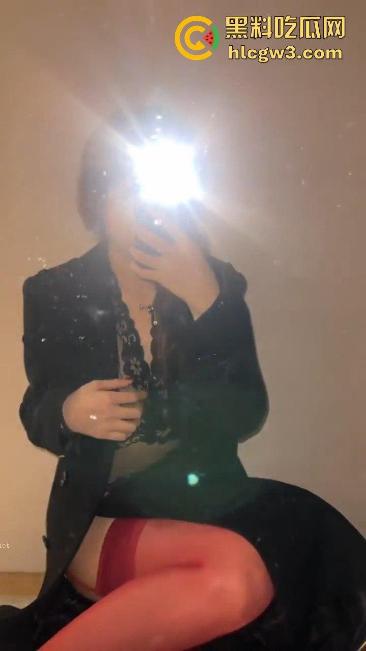 抖音网红【刘悦】性爱视频泄露黑丝情趣内衣骚翻全场,床上叫到嗓子哑,骚货就是骚货!-8