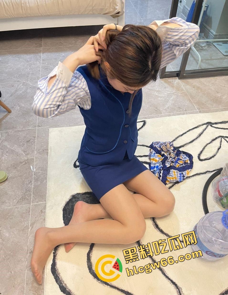 高空仙女地面母狗，你不知道的空姐私下生活曝光，黑丝制服舔屌爬行、白虎肥臀被操成泄洪口！-1