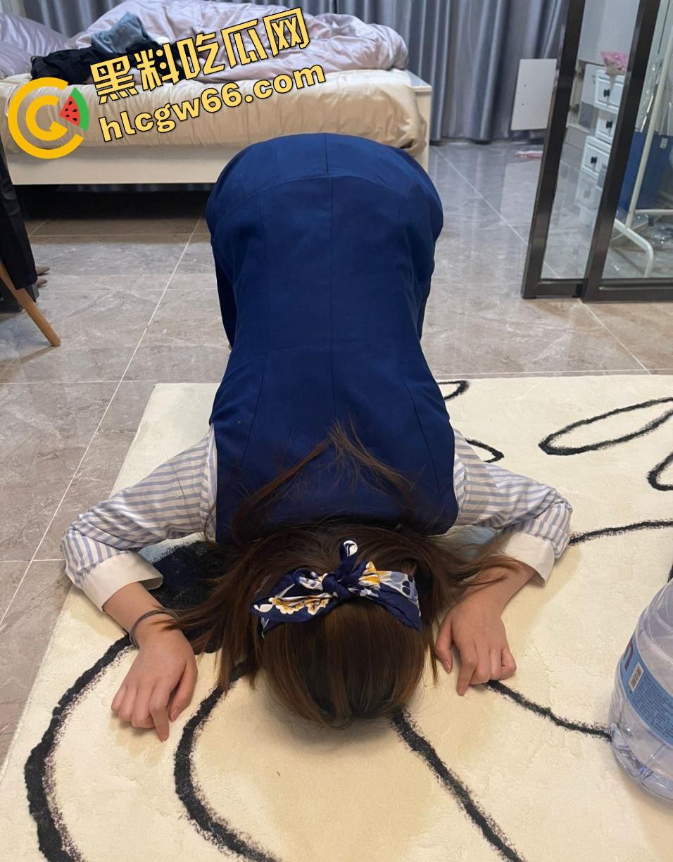 高空仙女地面母狗，你不知道的空姐私下生活曝光，黑丝制服舔屌爬行、白虎肥臀被操成泄洪口！-3