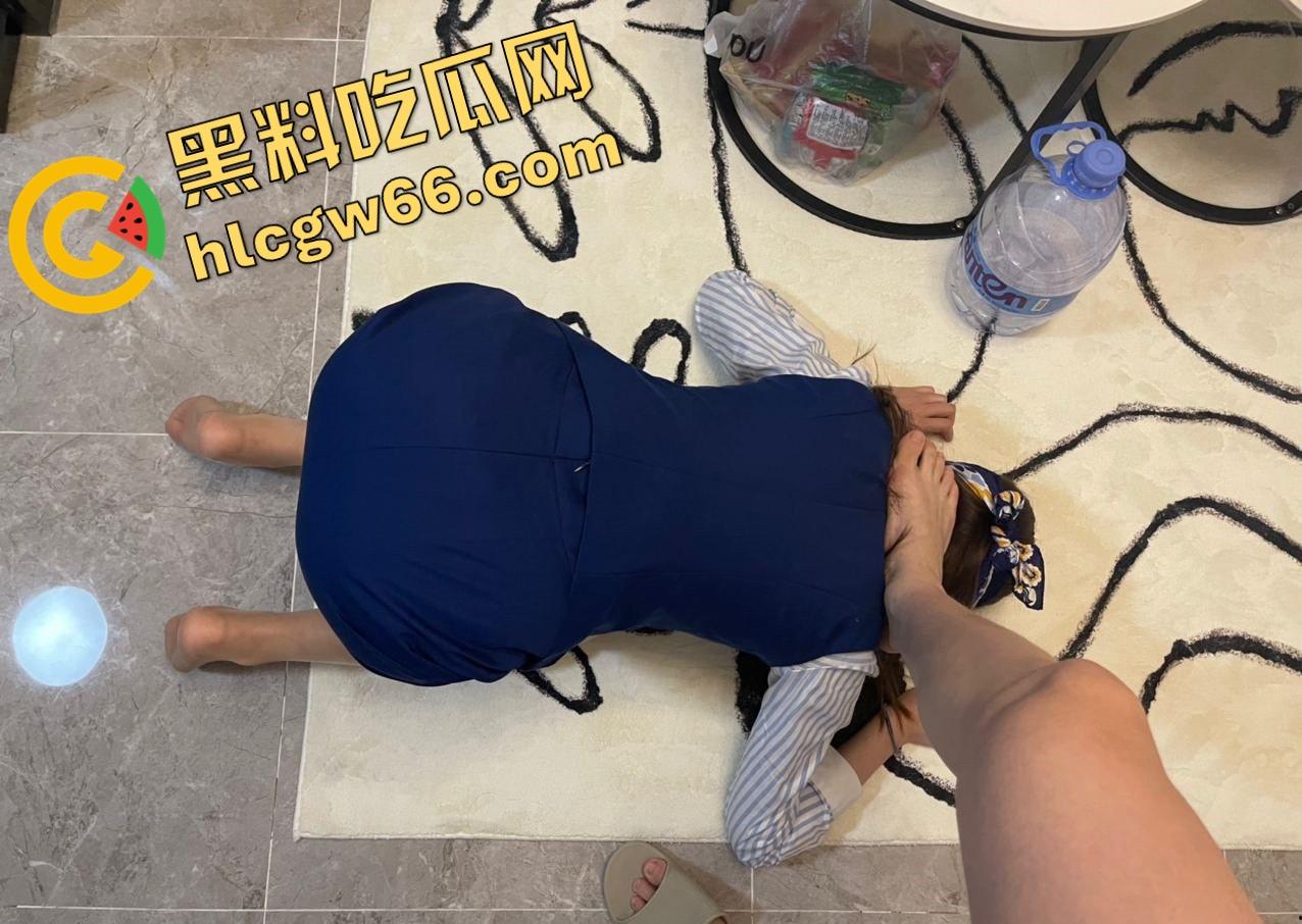 高空仙女地面母狗，你不知道的空姐私下生活曝光，黑丝制服舔屌爬行、白虎肥臀被操成泄洪口！-4
