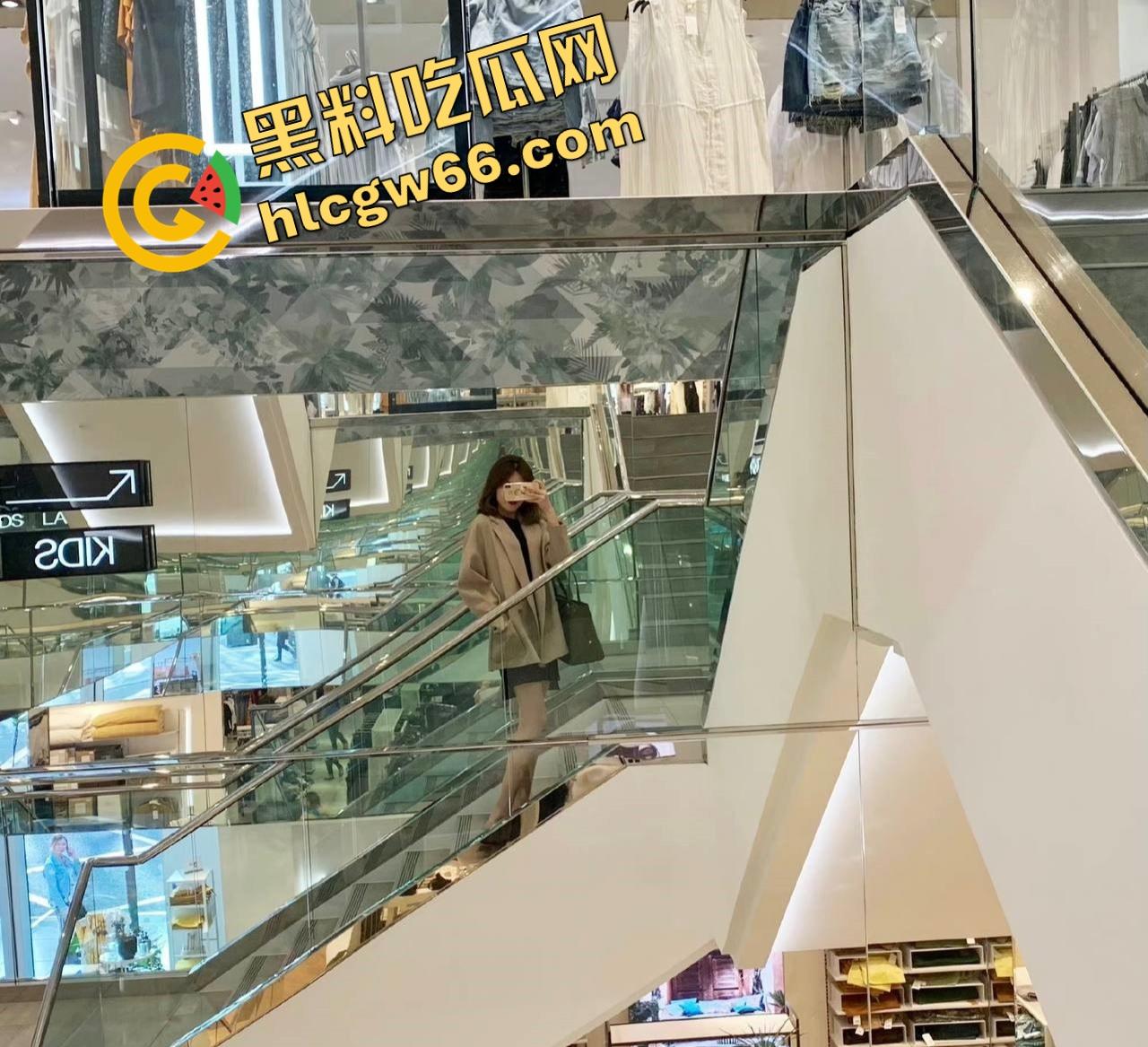 高空仙女地面母狗，你不知道的空姐私下生活曝光，黑丝制服舔屌爬行、白虎肥臀被操成泄洪口！-7