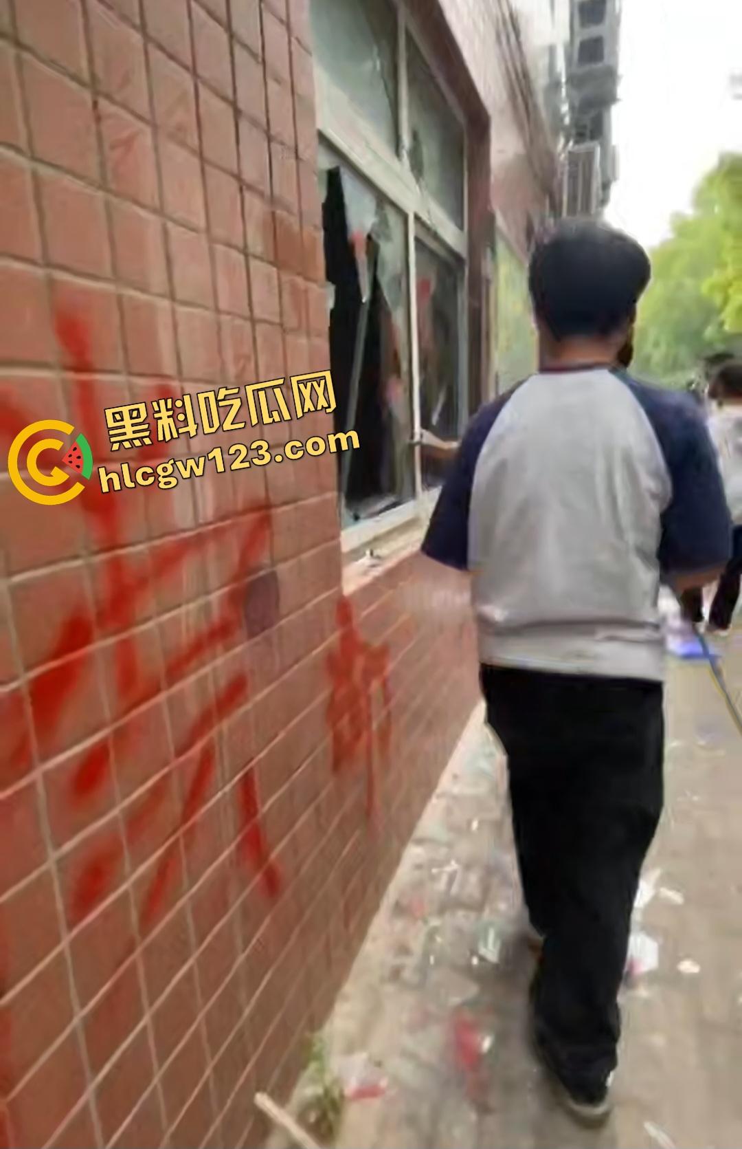 许昌六中【吴怡佳】被班主任嫉妒美貌体罚孤立，恶毒霸凌导致学生跳楼！同学愤怒狂砸学校财产！-3