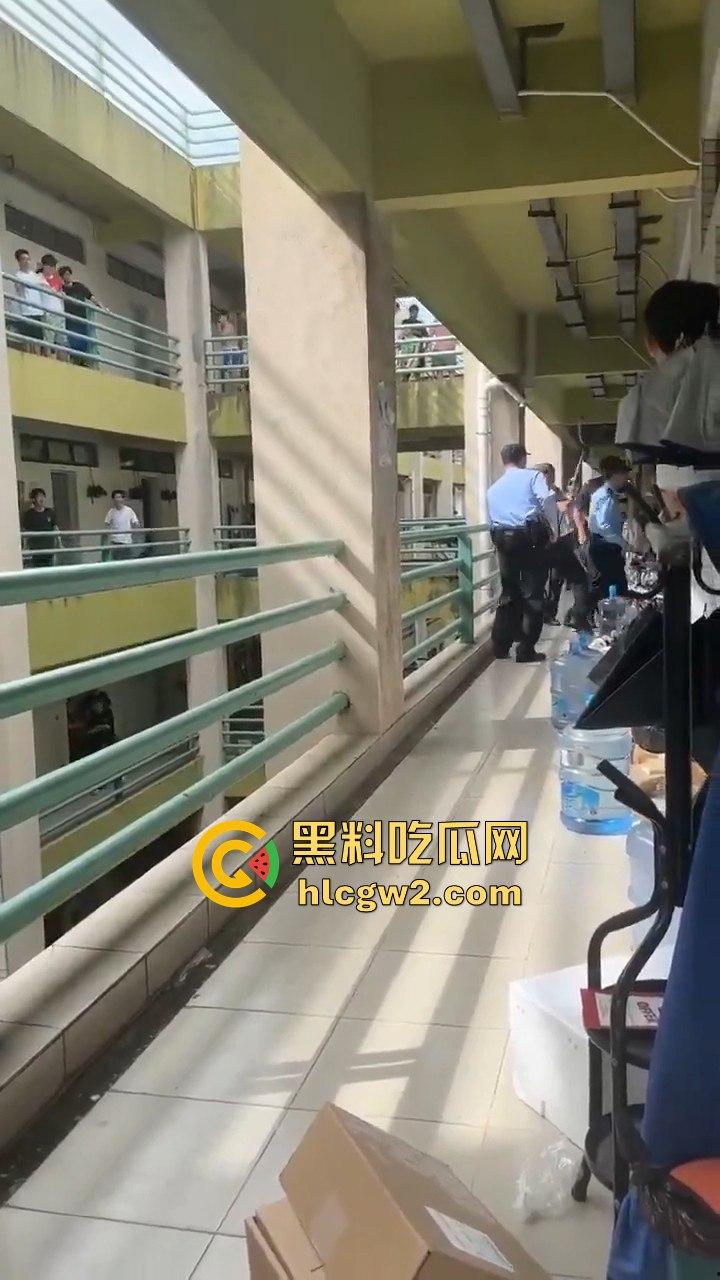 广东工业大学惊现捅人事件!凶手反锁宿舍内,保安公安疯狂踹门!-2