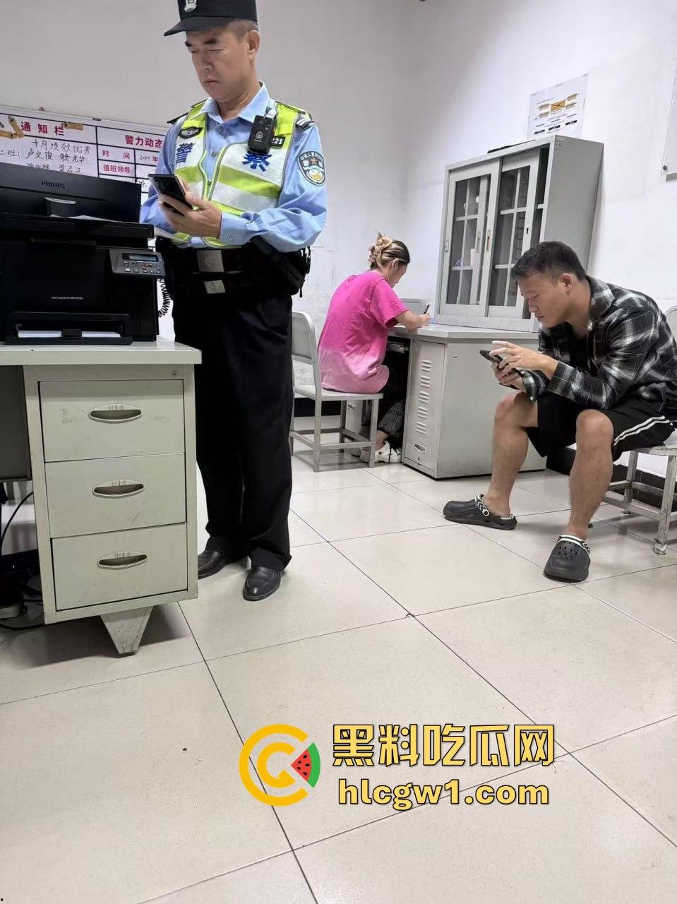 广州燕塘站猥琐佬地铁上演痴汉戏码，吓坏女生，最后被带去喝茶！-1