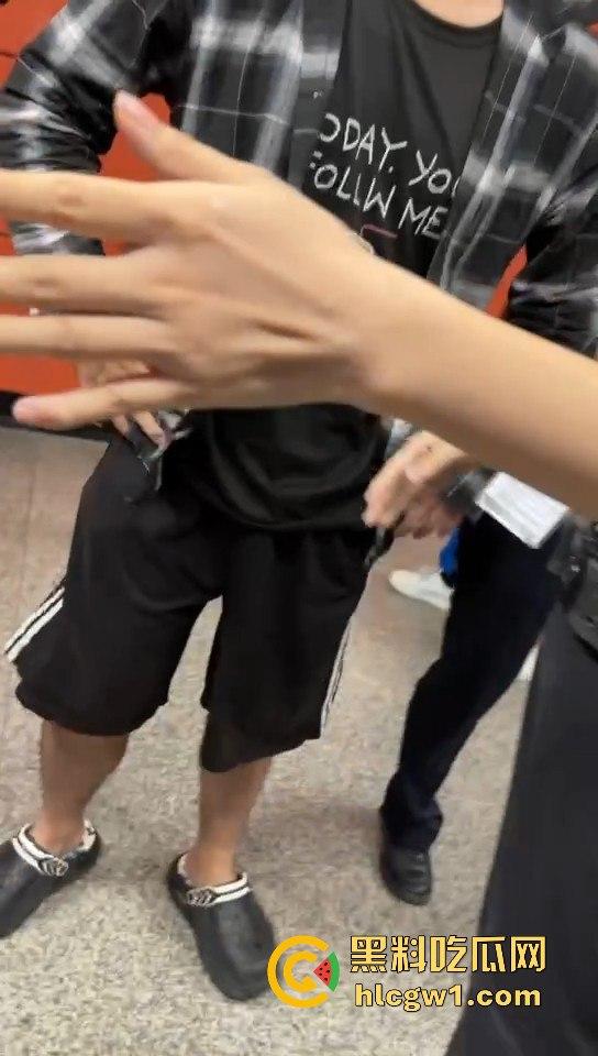 广州燕塘站猥琐佬地铁上演痴汉戏码，吓坏女生，最后被带去喝茶！-6