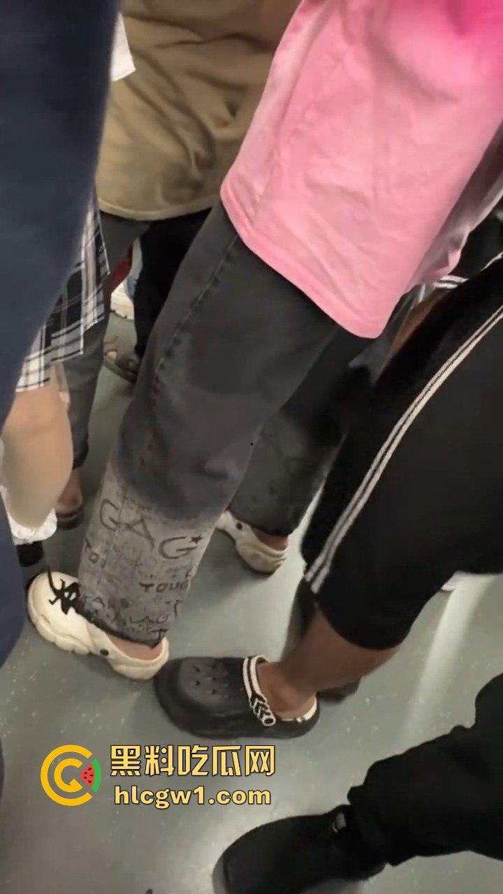 广州燕塘站猥琐佬地铁上演痴汉戏码，吓坏女生，最后被带去喝茶！-8