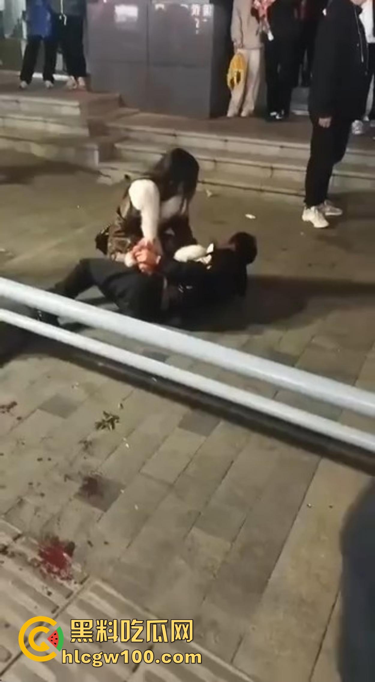 渭南吾悦广场上演新年第一刀 女子发现老公跨年聊骚 当街怒拿水果刀三刀见血 警察赶到直接按翻在地!-2