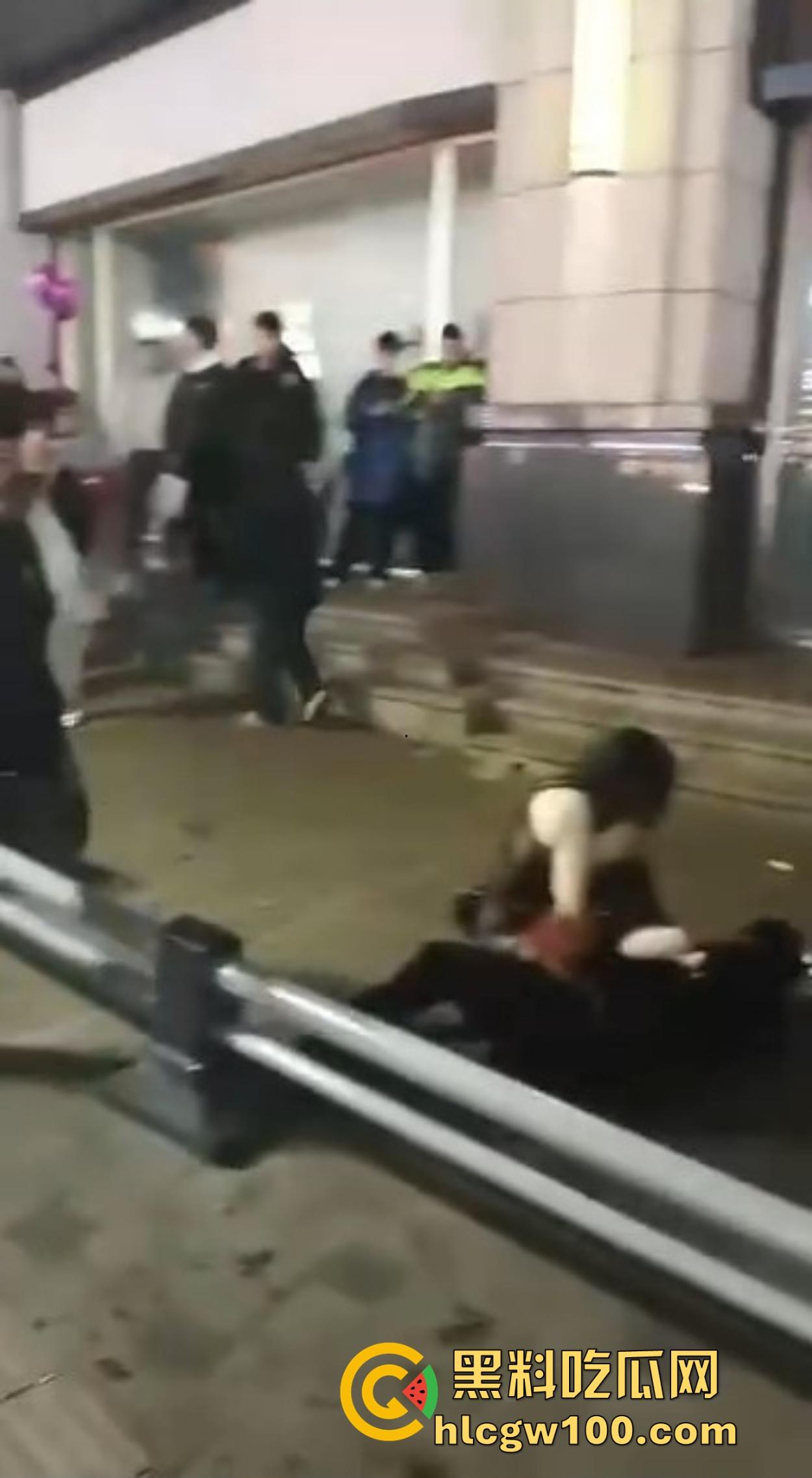 渭南吾悦广场上演新年第一刀 女子发现老公跨年聊骚 当街怒拿水果刀三刀见血 警察赶到直接按翻在地!-5