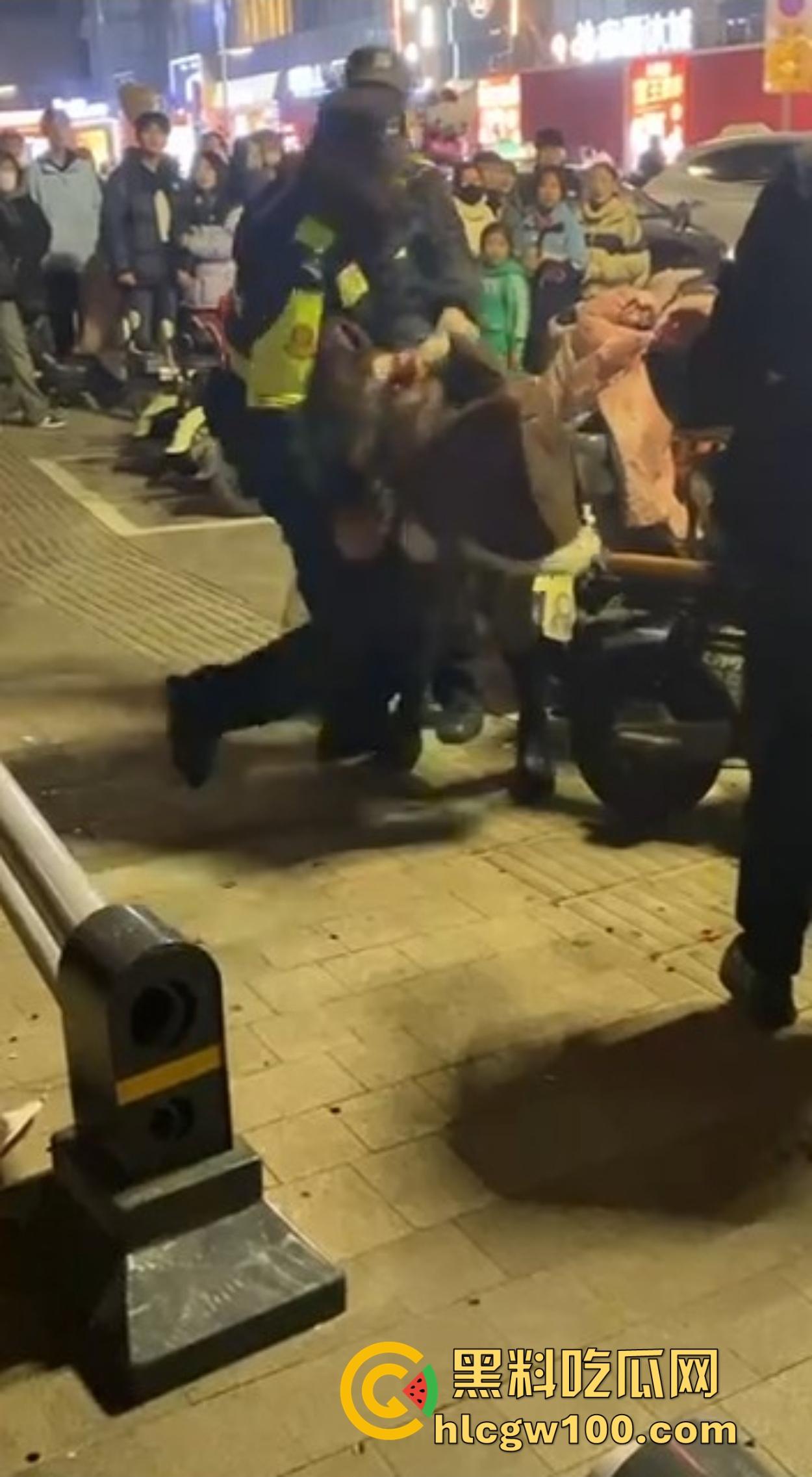 渭南吾悦广场上演新年第一刀 女子发现老公跨年聊骚 当街怒拿水果刀三刀见血 警察赶到直接按翻在地!-6