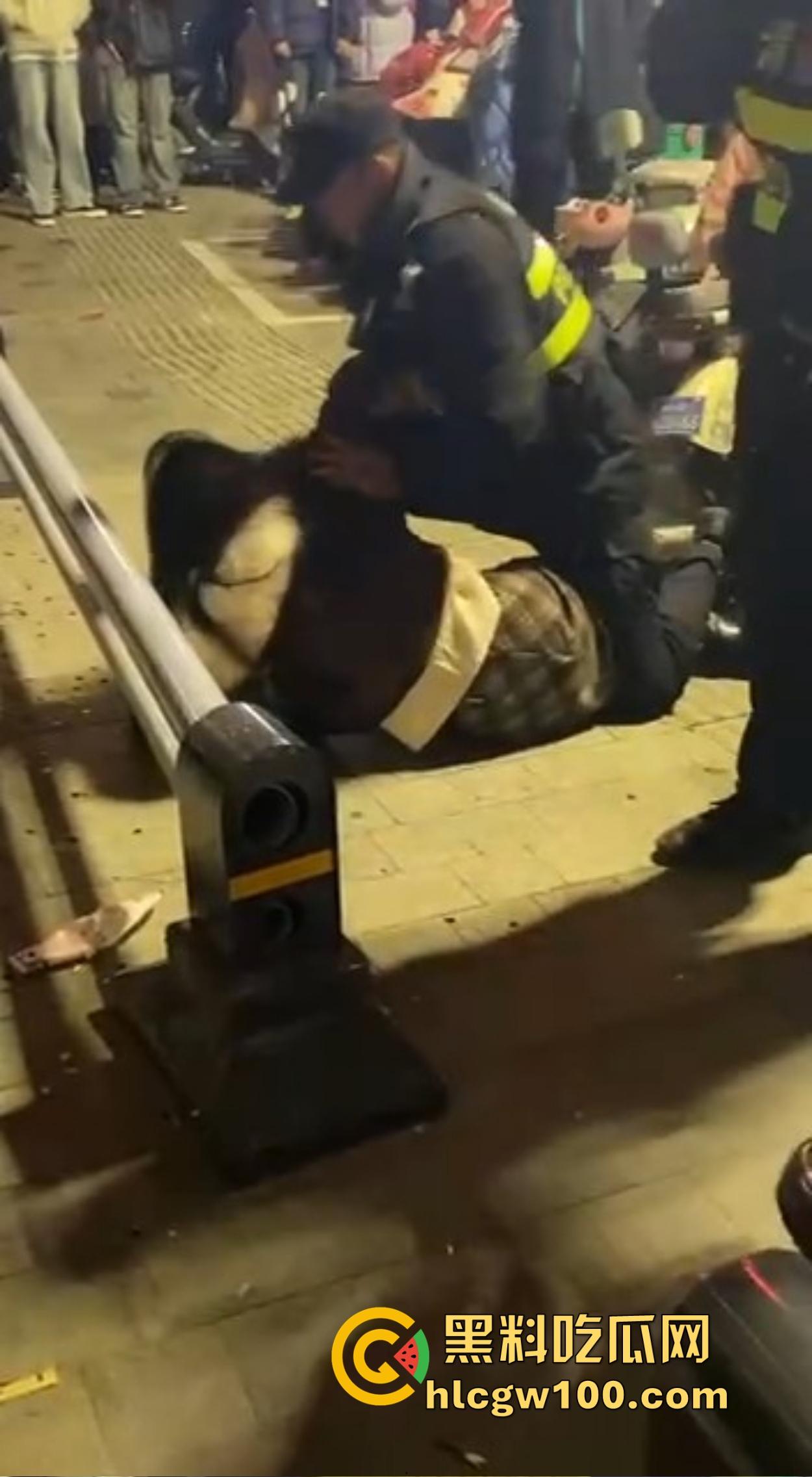 渭南吾悦广场上演新年第一刀 女子发现老公跨年聊骚 当街怒拿水果刀三刀见血 警察赶到直接按翻在地!-8