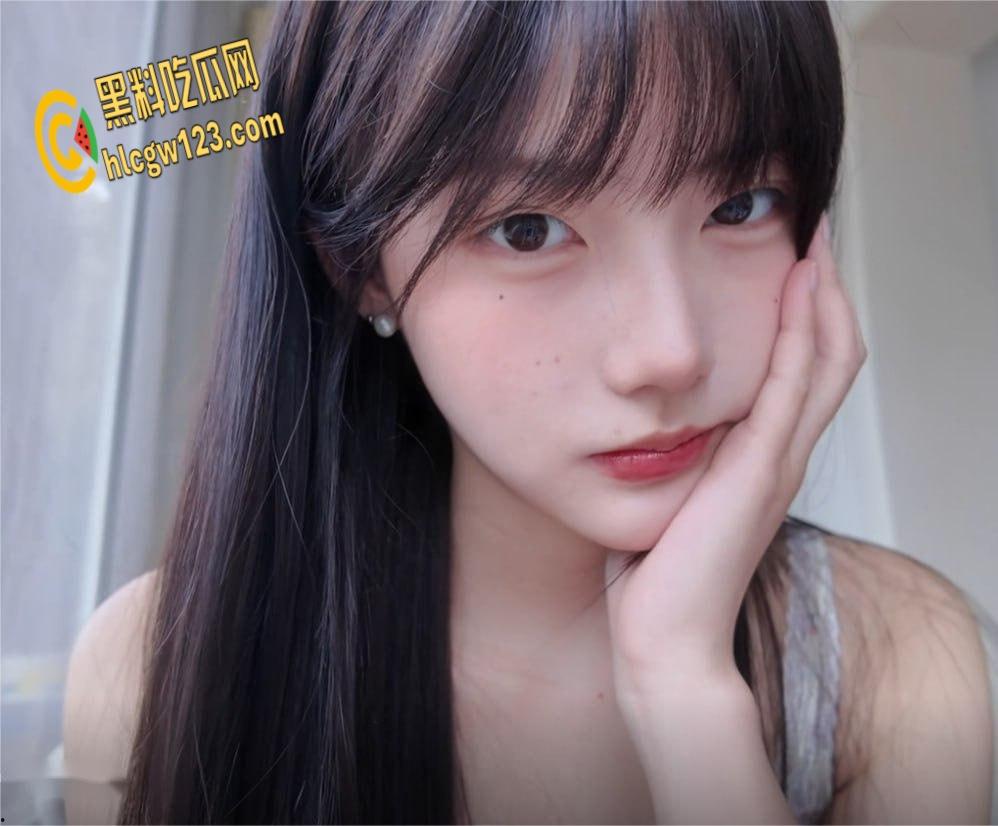 抖音70万粉网红【一只香】福利泄密, 清纯少女大长腿小蜜臀 ,情趣装秀奶子蛮腰太勾人!-2