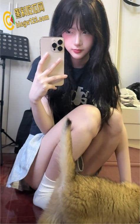 抖音70万粉网红【一只香】福利泄密, 清纯少女大长腿小蜜臀 ,情趣装秀奶子蛮腰太勾人!-4