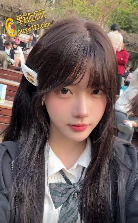 抖音70万粉网红【一只香】福利泄密, 清纯少女大长腿小蜜臀 ,情趣装秀奶子蛮腰太勾人!-5