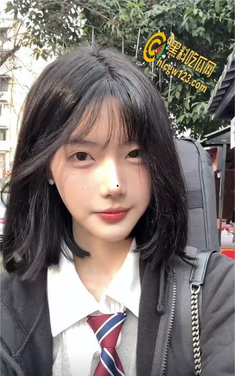 抖音70万粉网红【一只香】福利泄密, 清纯少女大长腿小蜜臀 ,情趣装秀奶子蛮腰太勾人!-6