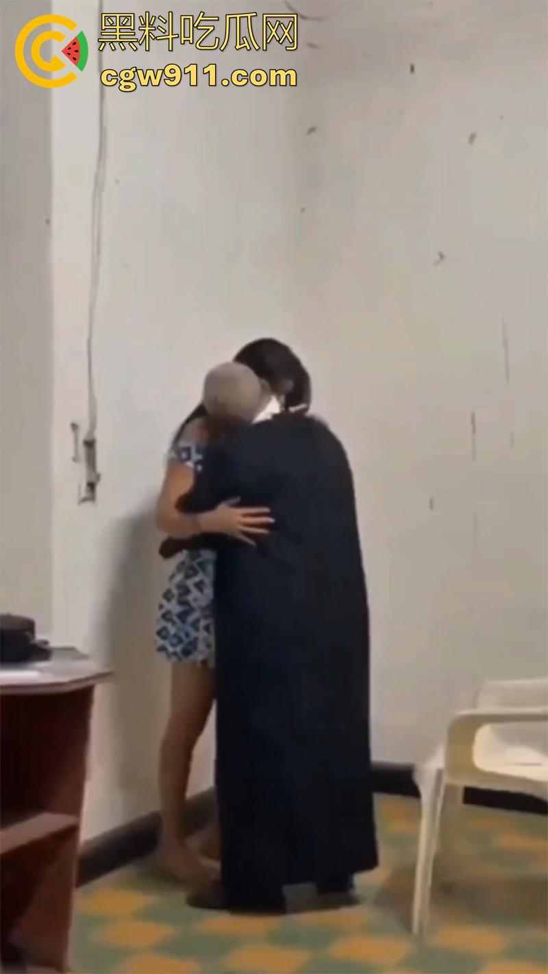 牧师大叔穿道授液，被信徒偷拍，国外牧师密室约会性感洋妞，美腿修长身材极品，正在为尤物净化身心，却被偷拍小伙打断施法！-2