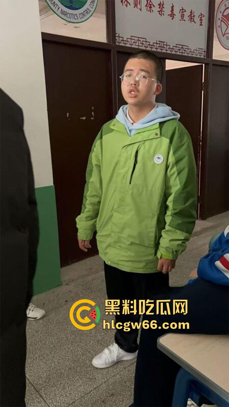 长汀一中高二逆天猥琐男 躲入女厕所隔间偷拍女生放尿 现场被抓视频曝光！-2