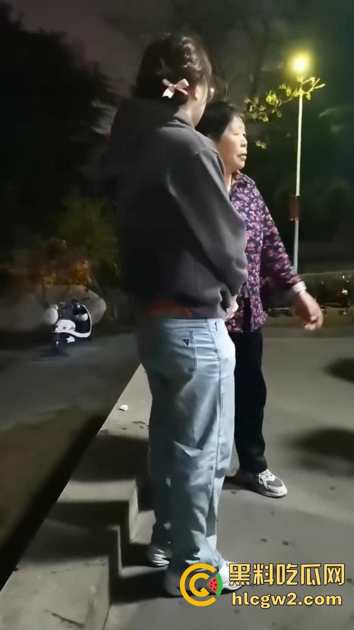 男扮女装闯进学校浴室！一群妹子围观等保安来抓，崩溃妹子以为他是特殊癖好，结果直接拍了她一张！-2