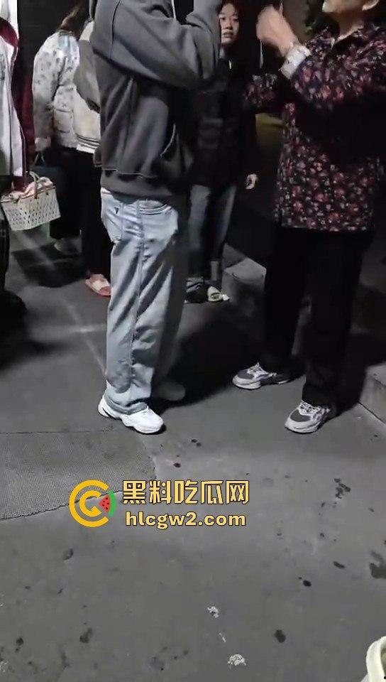 男扮女装闯进学校浴室！一群妹子围观等保安来抓，崩溃妹子以为他是特殊癖好，结果直接拍了她一张！-9