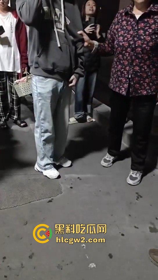 男扮女装闯进学校浴室！一群妹子围观等保安来抓，崩溃妹子以为他是特殊癖好，结果直接拍了她一张！-10