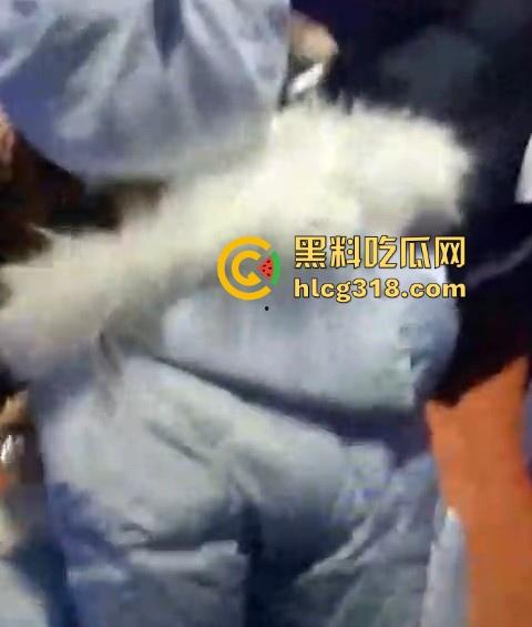 机智小哥玩街射白丝美女！酝酿许久趁其不备掏枪就射 胆大吃四方 男主真刺激！-1