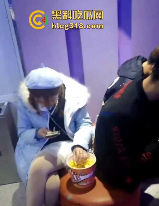 机智小哥玩街射白丝美女！酝酿许久趁其不备掏枪就射 胆大吃四方 男主真刺激！-4