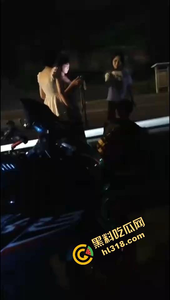 精神小伙借女的钱装逼钓妹，租豪车扮大佬，结果欠债不还被人堵门，妹子不敢睁开眼希望是幻觉！-2