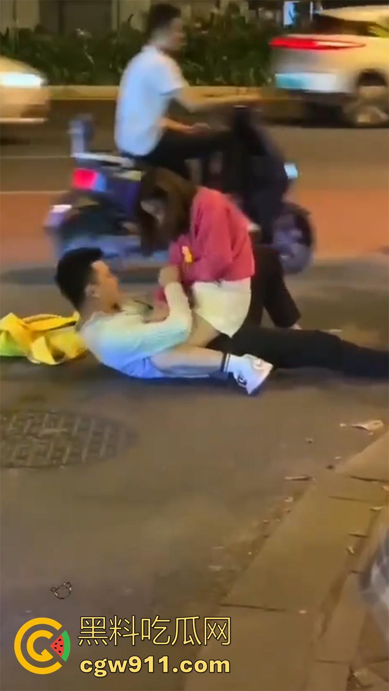 情到深处控制不住，广州街头女上位按倒男子，当众脱裤子强行插入，这回不能算男的强奸了吧！-2