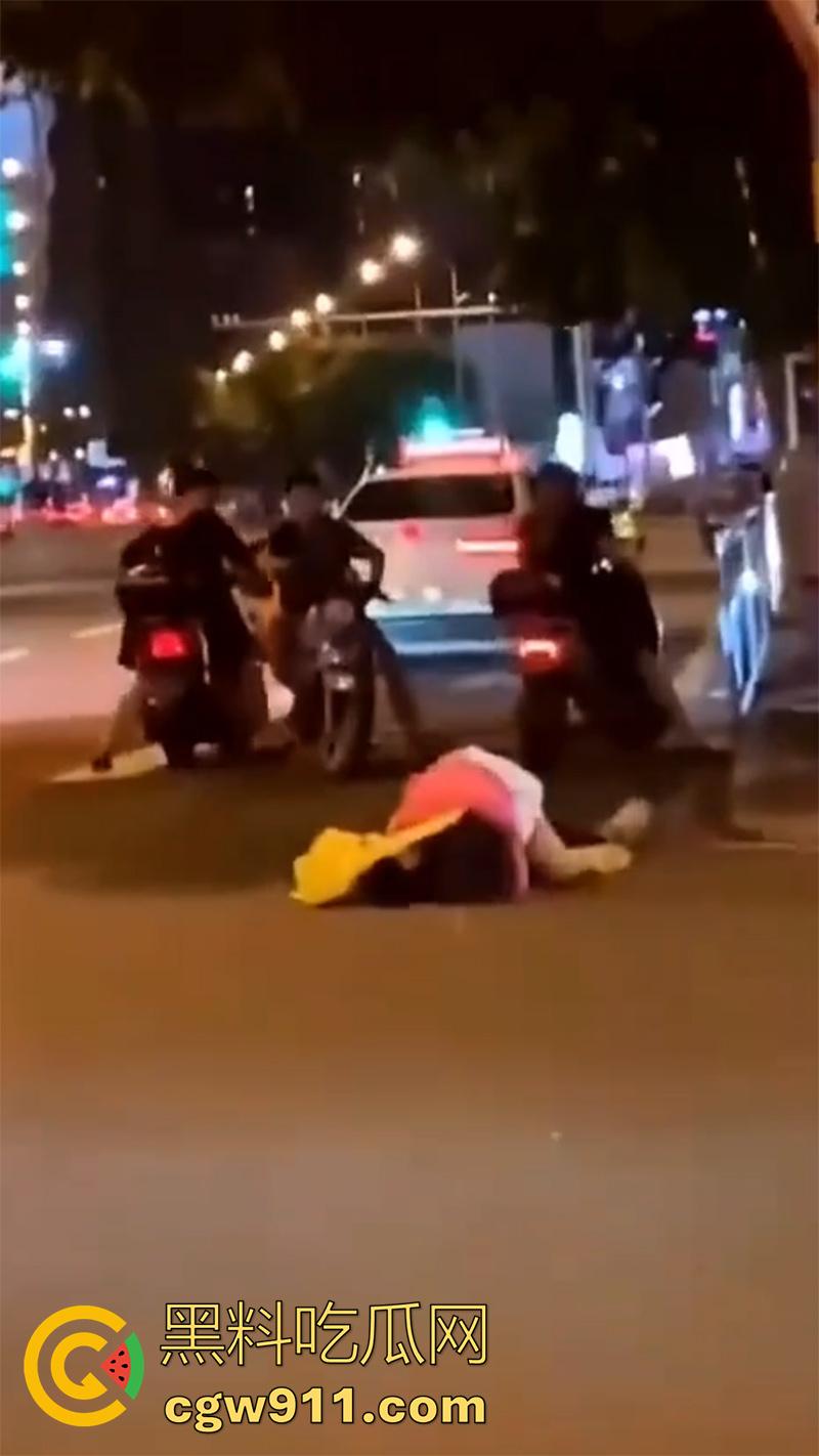 情到深处控制不住，广州街头女上位按倒男子，当众脱裤子强行插入，这回不能算男的强奸了吧！-3