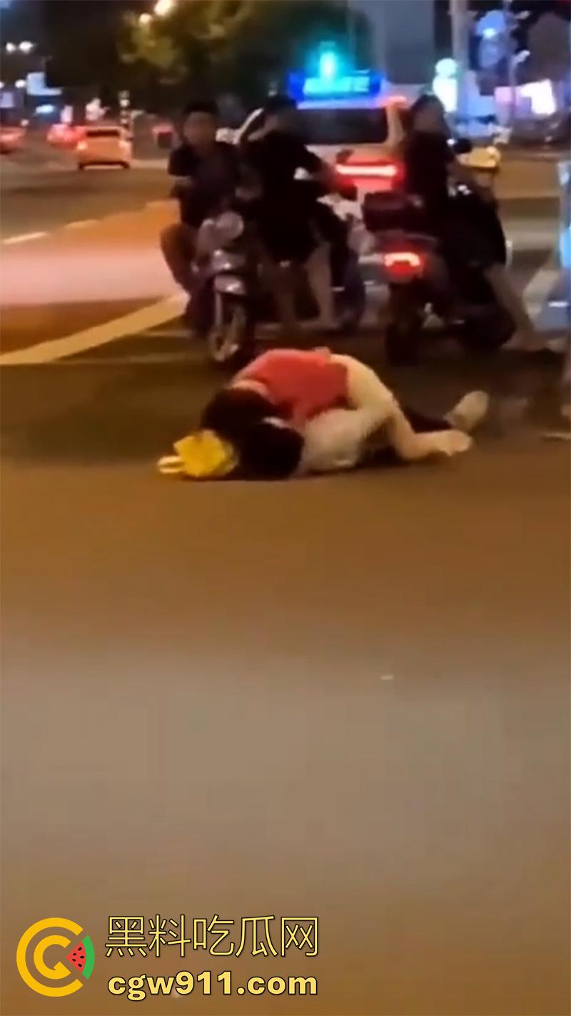 情到深处控制不住，广州街头女上位按倒男子，当众脱裤子强行插入，这回不能算男的强奸了吧！-4