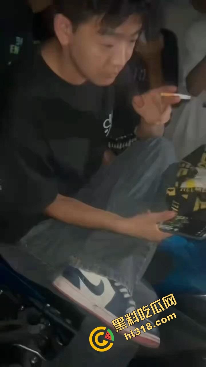 精神小伙借女的钱装逼钓妹，租豪车扮大佬，结果欠债不还被人堵门，妹子不敢睁开眼希望是幻觉！-15