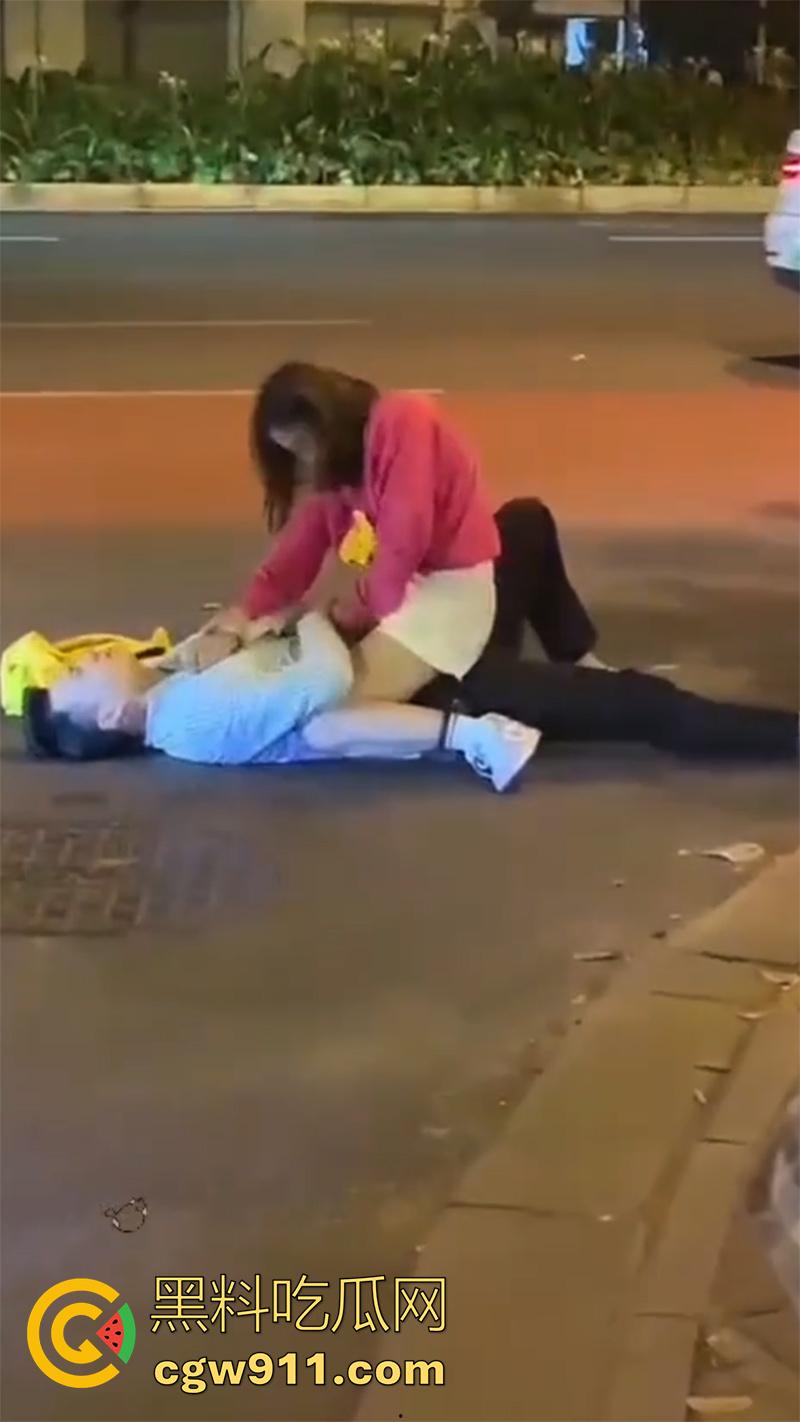 情到深处控制不住，广州街头女上位按倒男子，当众脱裤子强行插入，这回不能算男的强奸了吧！-6