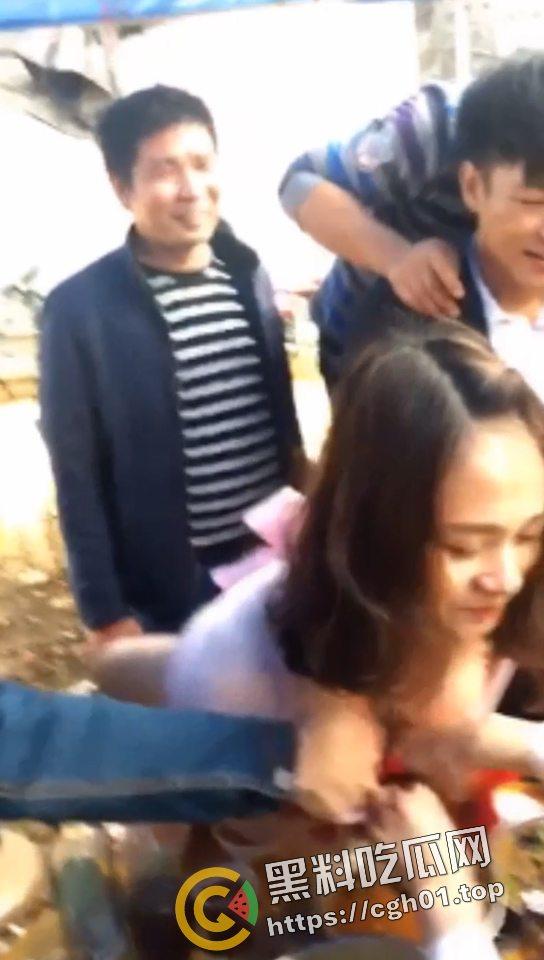 婚闹合集!打人 绑人都是小儿科 现场吃新郎大屌 伴娘奶子都要被捏烂了!-2
