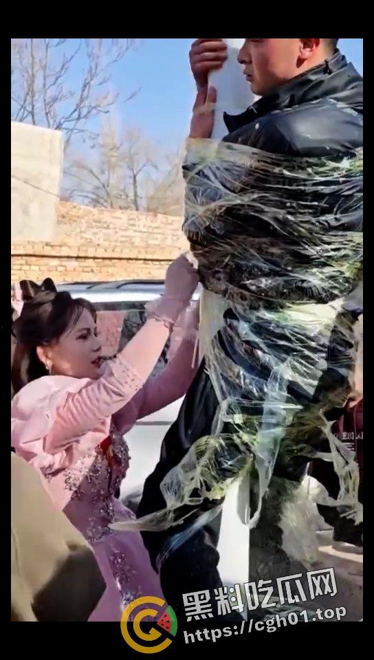 婚闹合集!打人 绑人都是小儿科 现场吃新郎大屌 伴娘奶子都要被捏烂了!-12