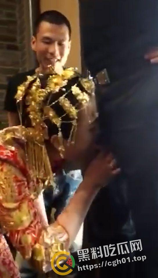 婚闹合集!打人 绑人都是小儿科 现场吃新郎大屌 伴娘奶子都要被捏烂了!-14
