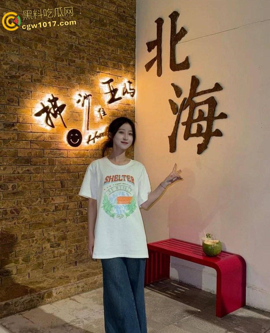 黑龙江高颜值反差婊【赵丽娜】被金主调教成母狗，黑丝乳夹跪爬深喉吞精画面骚到极致！-1