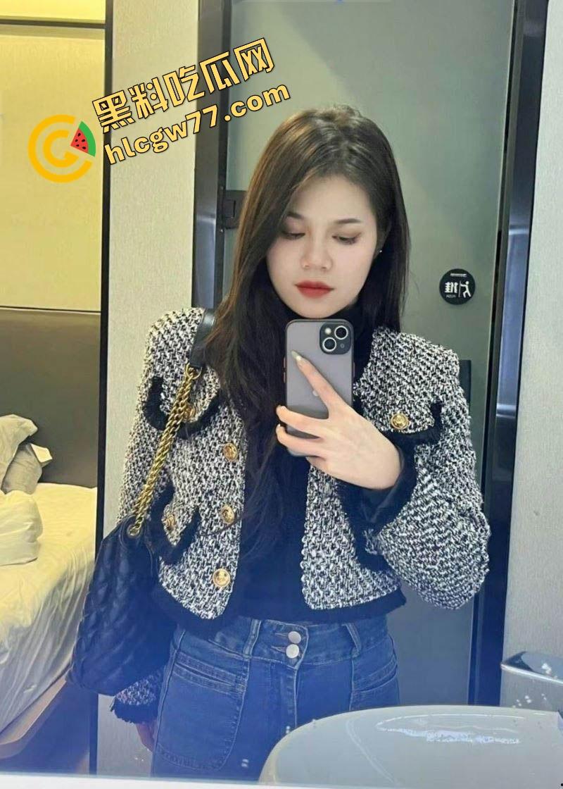 云南富宁极品野鸡『罗腼』痴迷3P想玩三洞塞满，回老家前骚话满天飞，想试试看双跳蛋爆穴通肠！-1