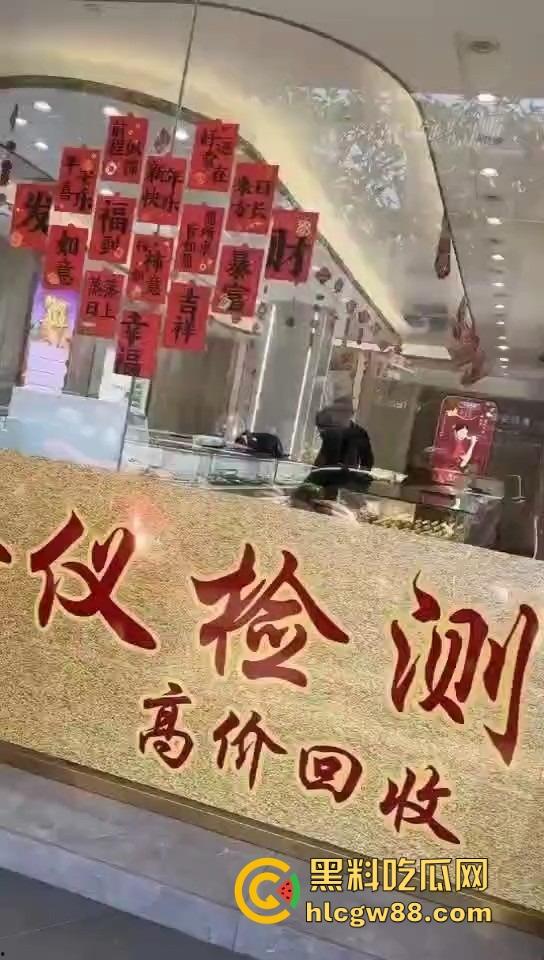 福州平潭惊现黄金大劫案，体育广场光天化日明抢，劫匪嚣张到极点喊着今天要杀人，还自拍发到网上！-2