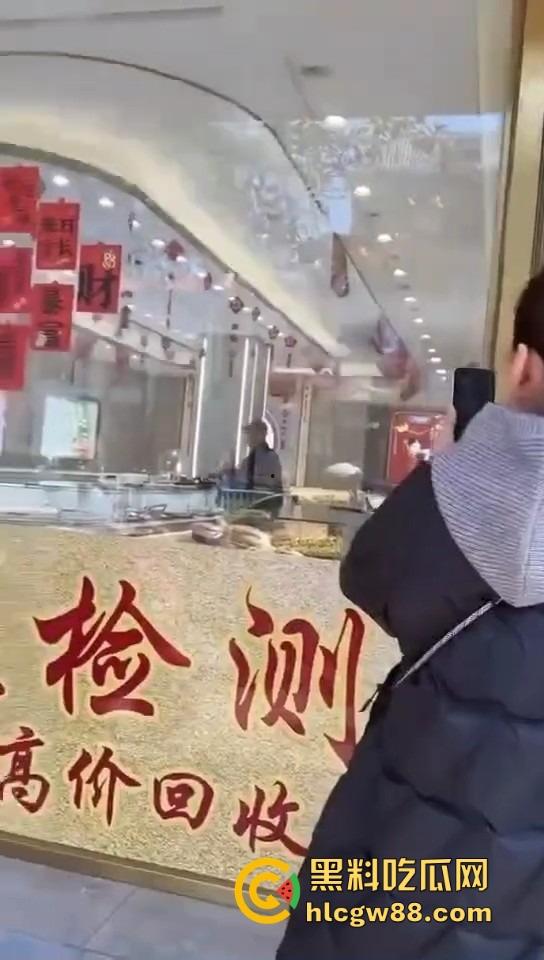 福州平潭惊现黄金大劫案，体育广场光天化日明抢，劫匪嚣张到极点喊着今天要杀人，还自拍发到网上！-3