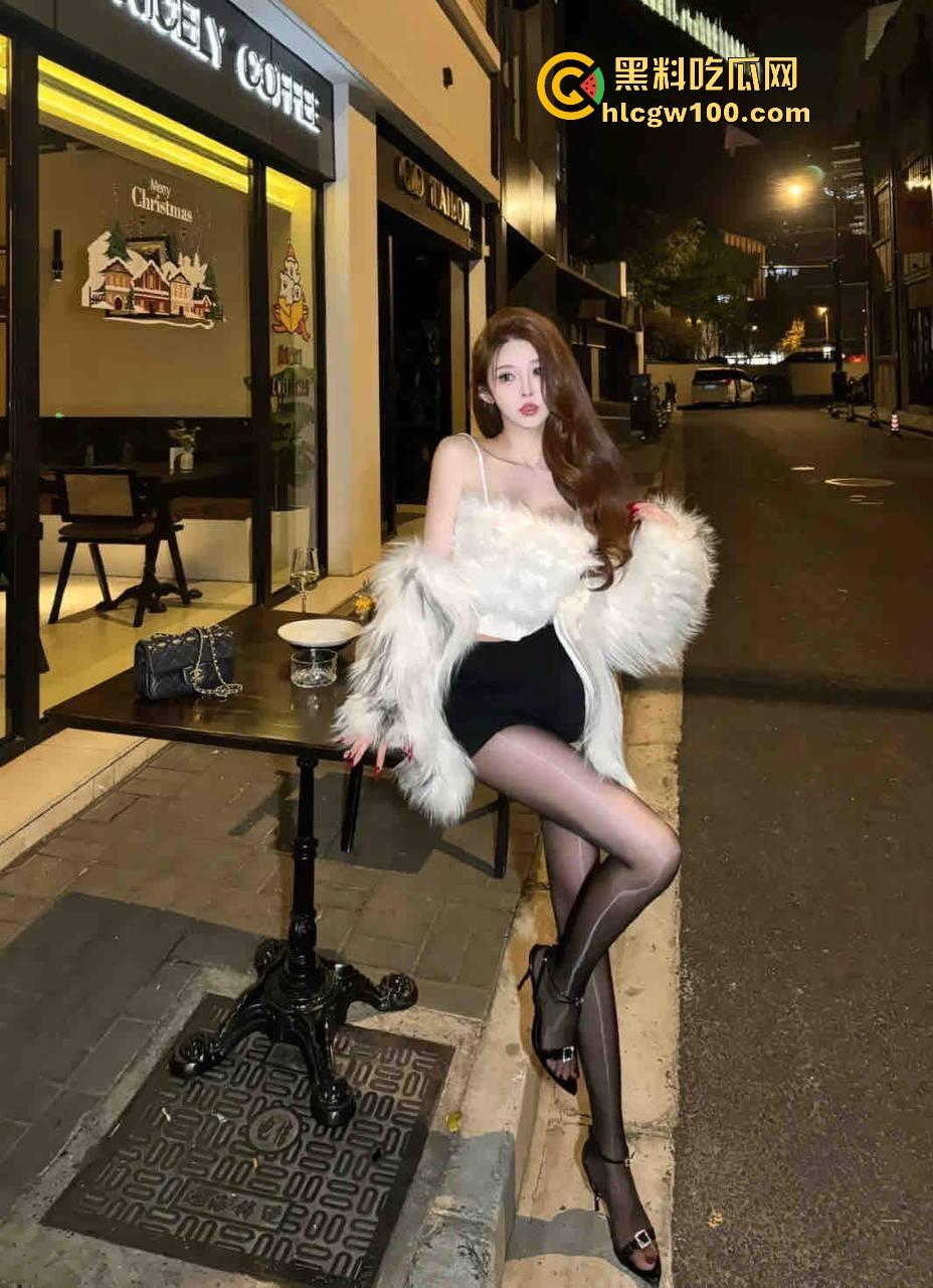 杭州富二代带嫩模KTV卫生间开炮，朋友全程录视频包厢不K歌只艹逼，有钱人的快乐就是这么简单而又朴实无华！-3