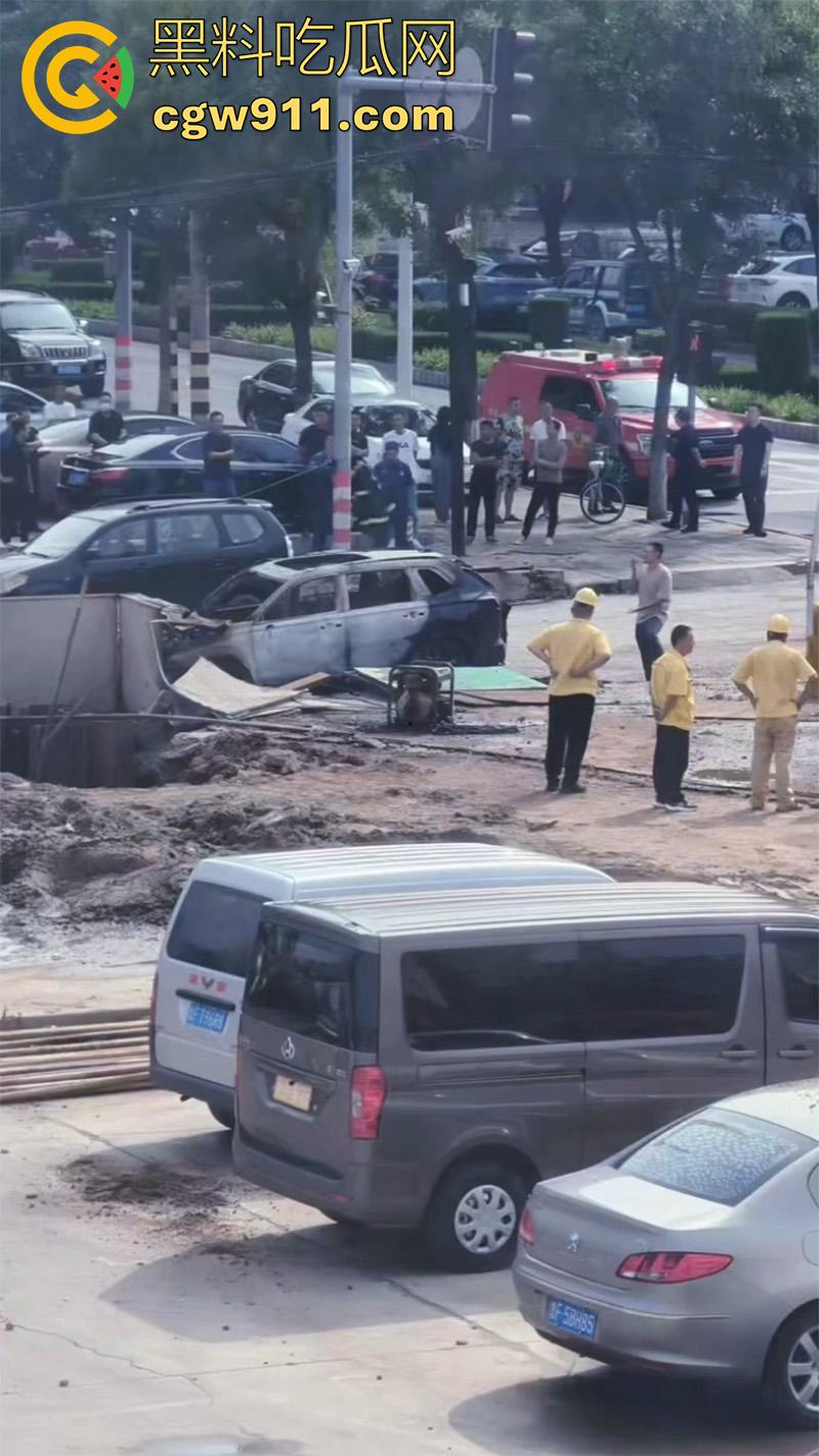 山东烟台燃气管道泄露，福山区北三路汇福街，因施工导致燃气管道破裂，现场大火冲天！-7
