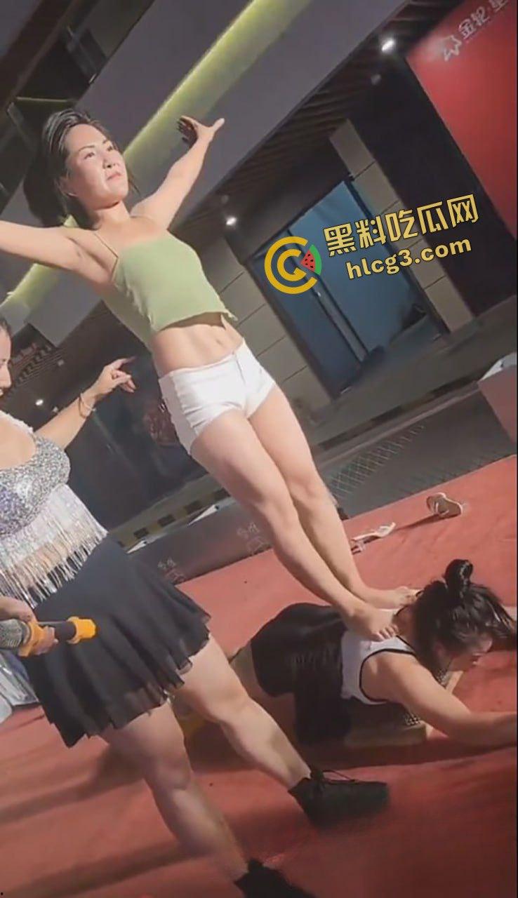 逆了苍天！农村大舞台炸裂表演【钉子插奶 胸口碎大奶】有奶就行 拿奖到手软-3