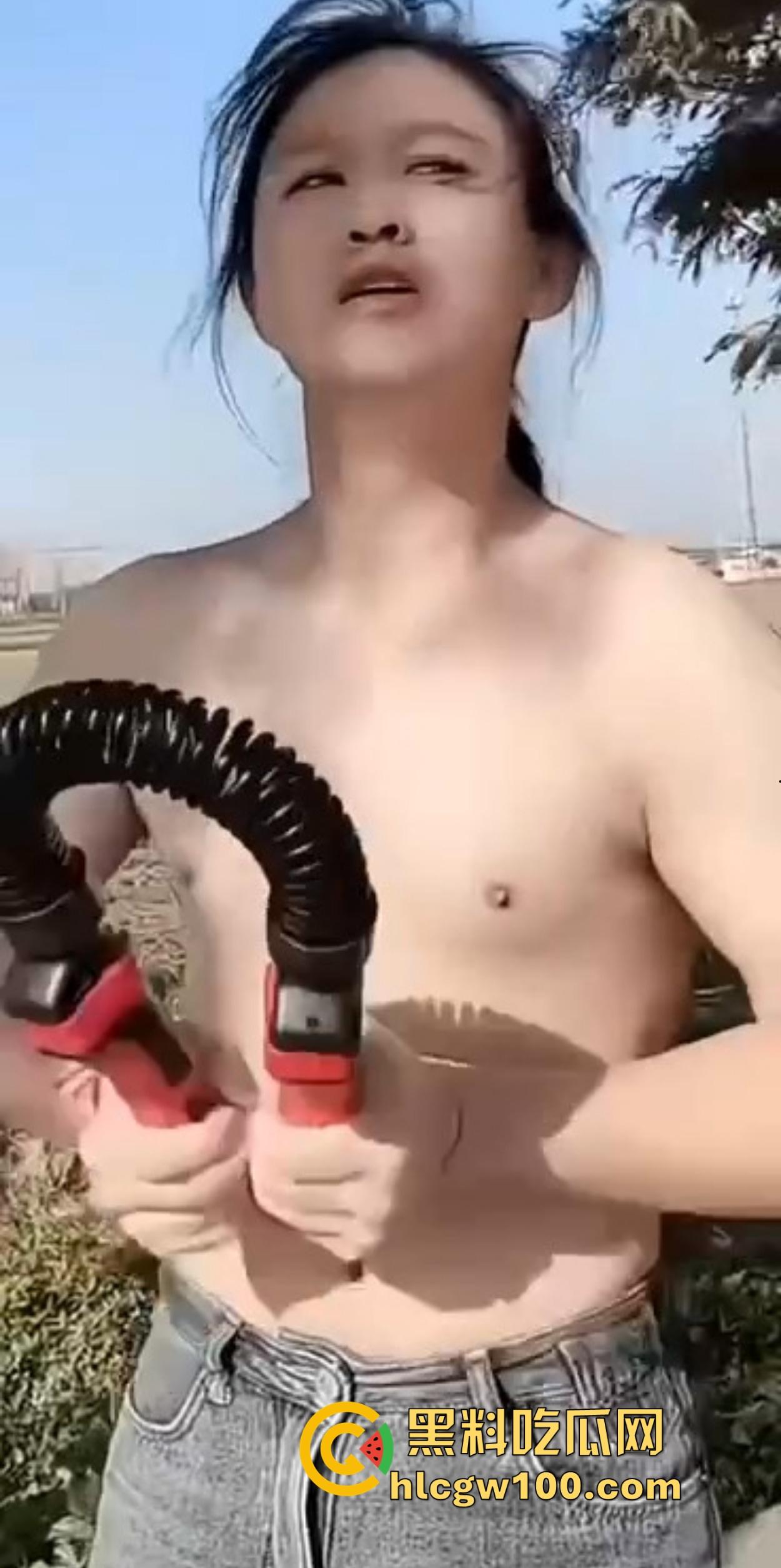 女子精致到炸裂，衣服分4台洗衣机洗，对A机场堪比飞机跑道，脱衣盯了半天没喉结才敢信真是女的！-4